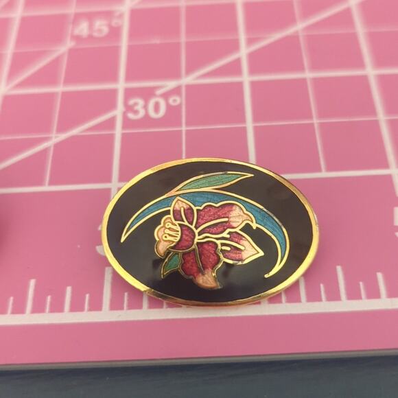 Three Pair Gold Tone Vintage Clip On/Screw Back Earrings - Picture 7 of 10